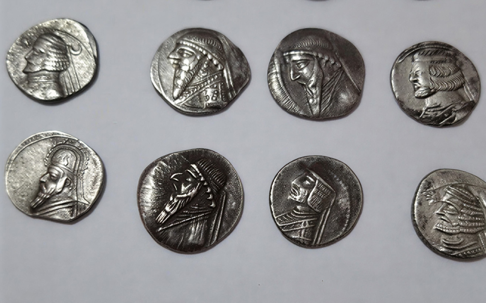 نجات ۱۵ سکه‌ نقره‌ای اشکانی از مسیر قاچاق؛ میراث دوهزارساله در بسته پستی کشف شد