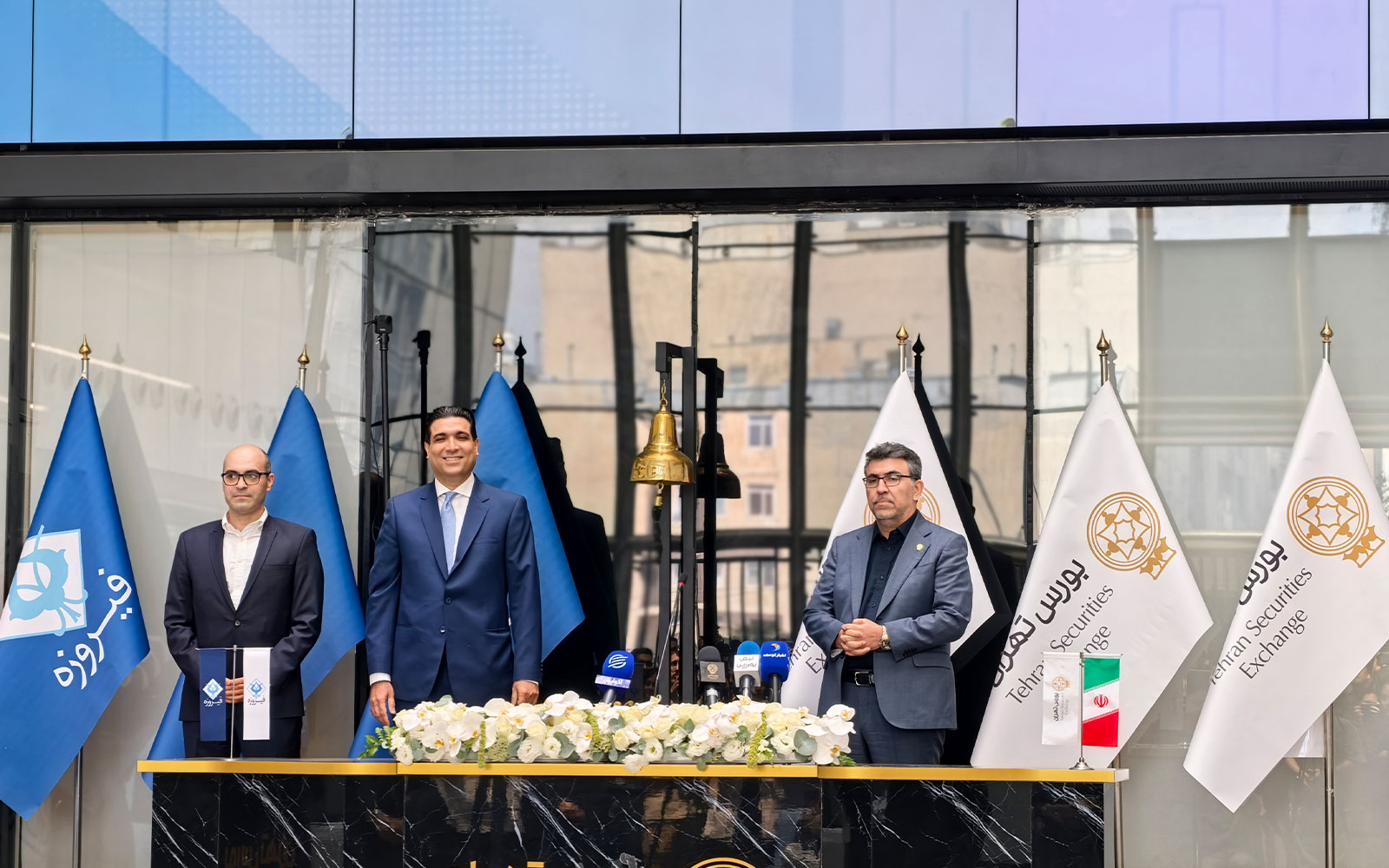 زنگ آغاز معاملات سهام گروه مالی فیروزه در فرابورس به صدا درآمد